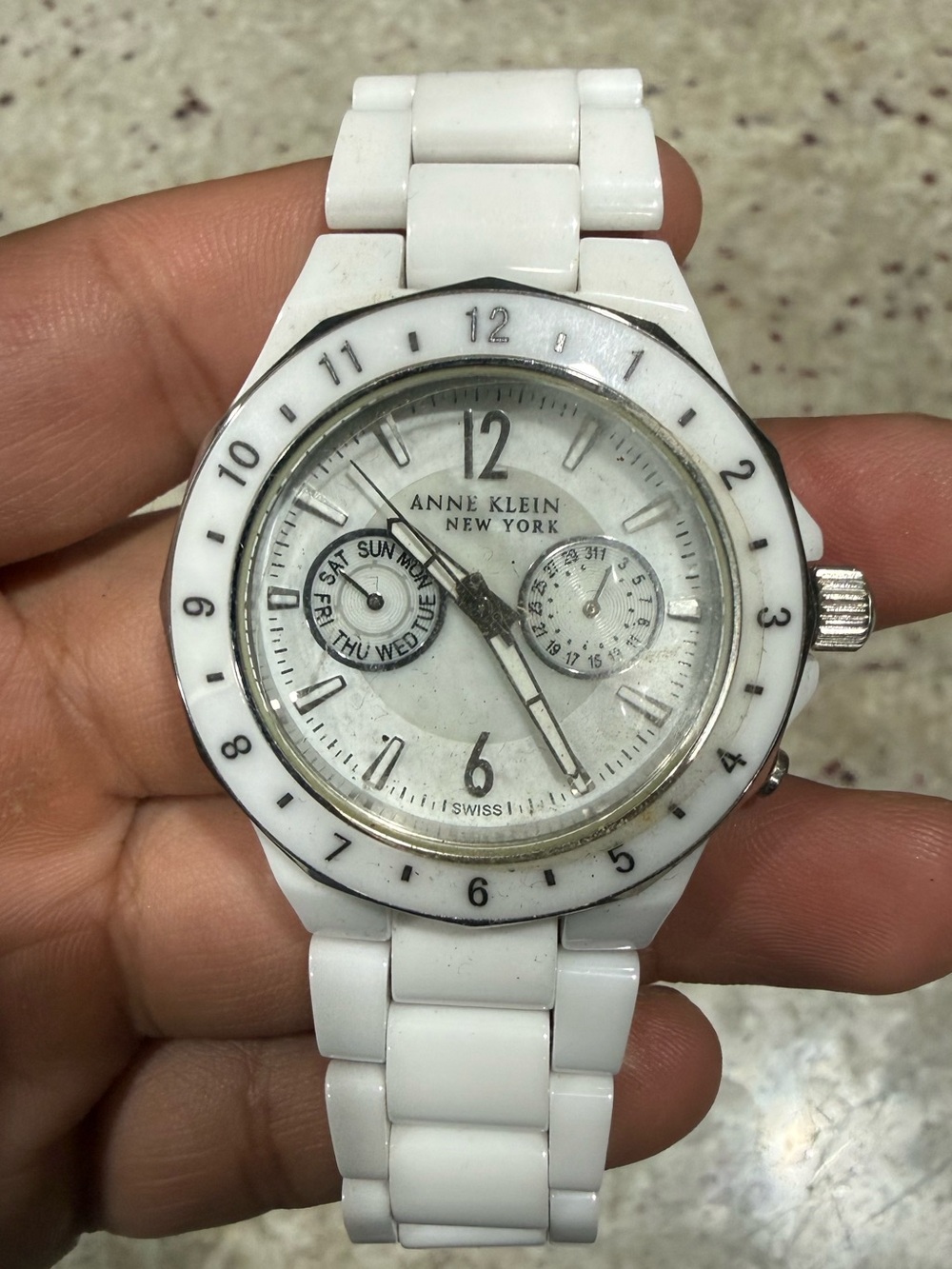 Anne Klein Watch White Ceramic Day & Date  Ladies  12/1979 
( NEEDS NEW BATTERY)